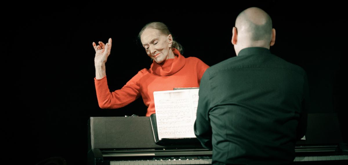 Zpívá a vypráví Soňa Červená (foto J.Malíř)